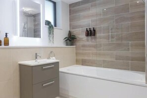 Shower, hair dryer, towels, soap - Sea View Stylish Apt with Sauna, Steps to Beach (Bude)