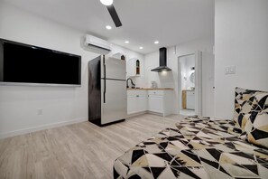 House | Internet - Spacious Studio Just 10 Mins to St Pete Beach (St. Petersburg)