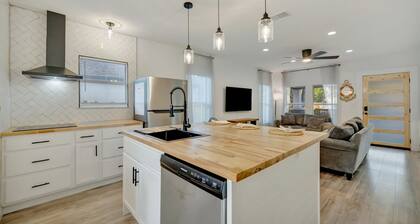 Modern Oasis Home 10 Min to St Pete Beach
