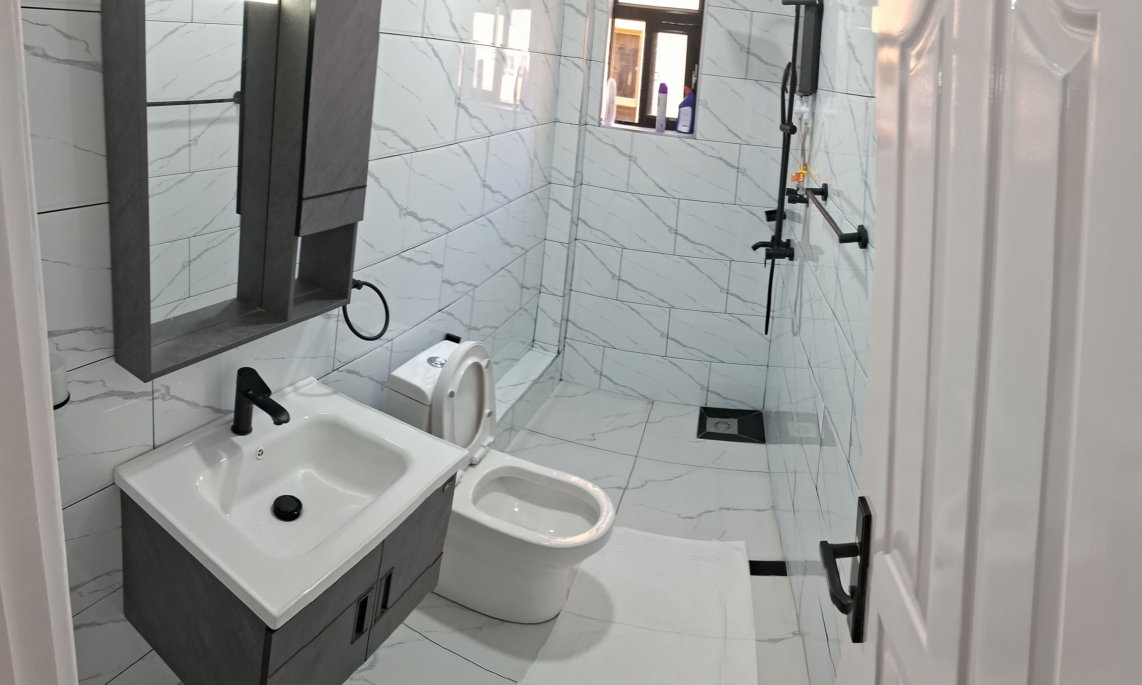 Douche, bidet, serviettes fournies, savon