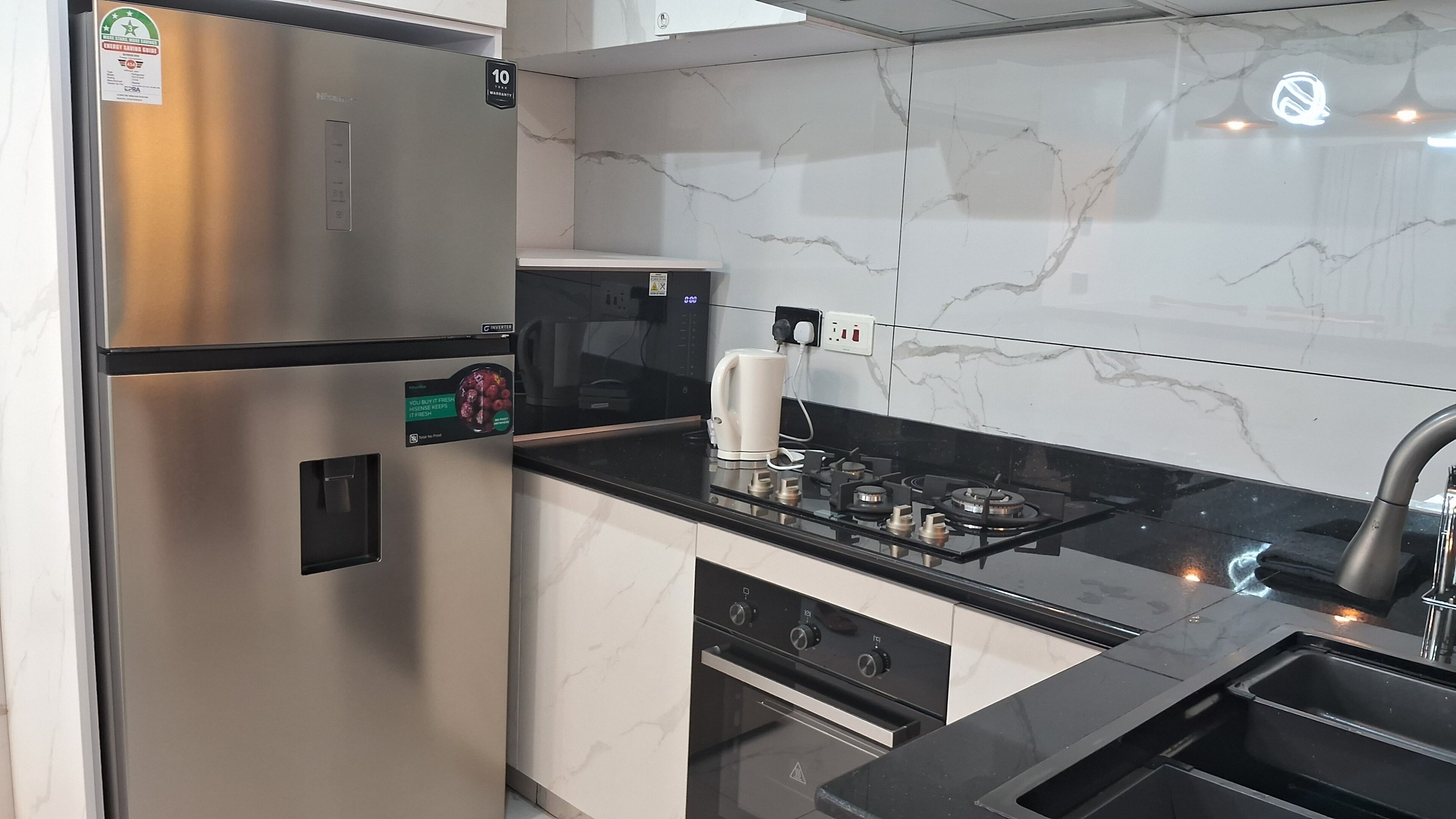 Microondas, horno y placa de cocina