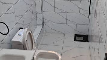 Ducha, bidé, toallas y jabón