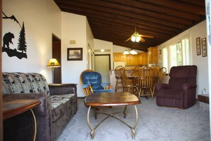 Living area - Cozy 1-bedroom apartment in amazing Island Park with AC and gym (Island Park)
