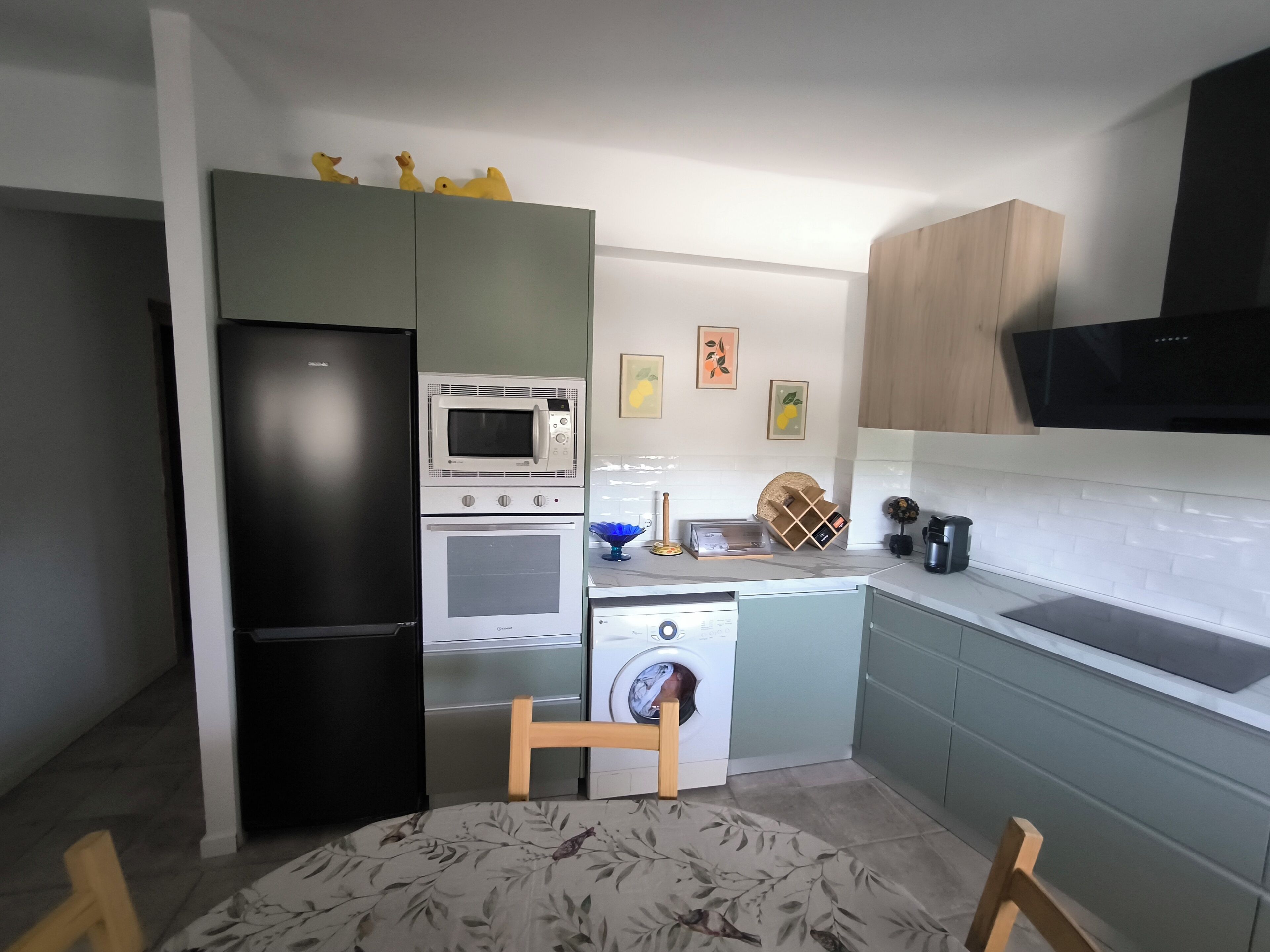 Four à micro-ondes, un four, surface de cuisson, lave-vaisselle