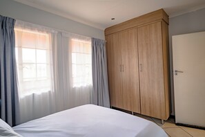 Iron/ironing board, WiFi, bed sheets - Beautiful Modern 2-bedroom apartment in Centurion (Centurion)