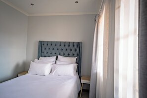 Iron/ironing board, WiFi, bed sheets - Beautiful Modern 2-bedroom apartment in Centurion (Centurion)