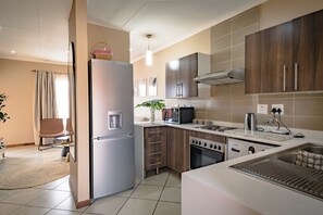 Private kitchen - Beautiful Modern 2-bedroom apartment in Centurion (Centurion)