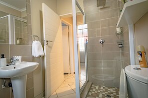 Bathroom - Beautiful Modern 2-bedroom apartment in Centurion (Centurion)