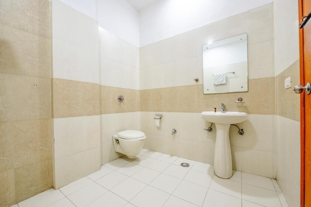 Shower, rainfall showerhead, free toiletries, towels