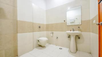 Shower, rainfall showerhead, free toiletries, towels