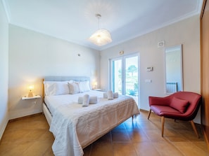 Cuna de viaje, wifi y ropa de cama 