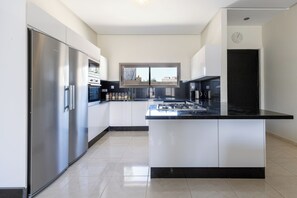 Microwave, oven, stovetop, dishwasher - Villa Lilimoun, Ourika road, Marrakech (marrakech)
