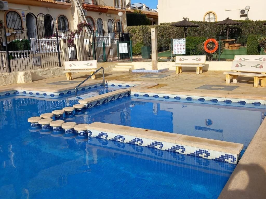 Una piscina al aire libre de temporada