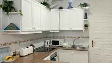 Bungalow | Private kitchen | Microwave, oven, stovetop, cookware/dishes/utensils