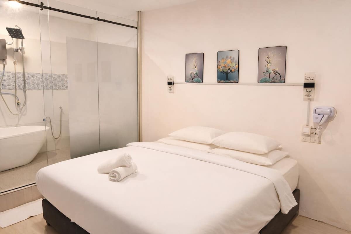 Luxury Double Room, 1 King Bed | Bathroom | Separate bathtub and shower, hair dryer, bidet, towels