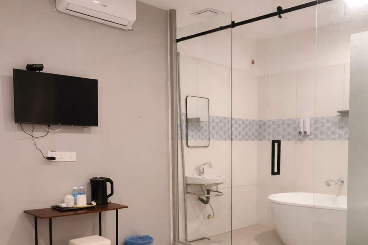 Luxury Double Room, 1 King Bed | Bathroom | Separate tub and shower, hair dryer, towels, soap