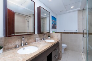 City Apartment, 2 Bedrooms, Lake View | Bathroom - Gala Guests - 29 Boulevard Residences (Dubai)