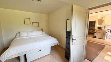 1 slaapkamer, een strijkplank/strijkijzer, wifi