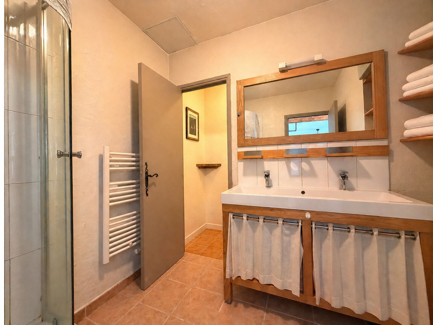 Een douche, een haardroger, handdoeken, zeep