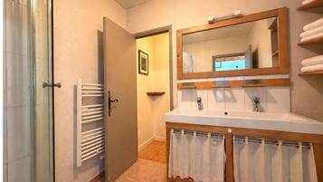 Een douche, een haardroger, handdoeken, zeep
