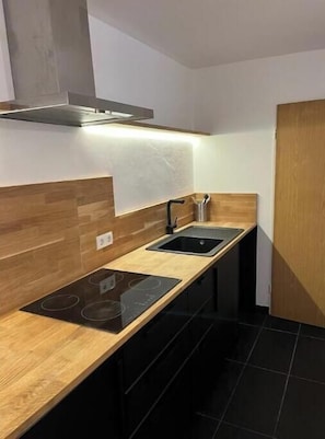 Private kitchen - Quiet 2-room apartment with garden in Innsbruck-Hötting - nature & city combined (Innsbruck)