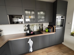 Fridge, microwave, oven, stovetop - Apartment "Hof Wuushöh" with Shared Garden, Balcony, and Wi-Fi (Stolk)
