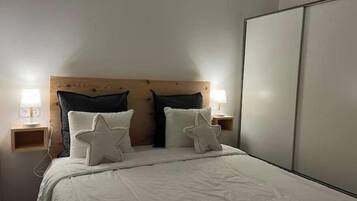 Een strijkplank/strijkijzer, wifi, beddengoed