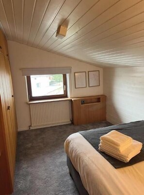 Iron/ironing board, WiFi, bed sheets - Alpine Stube on two levels - quiet time out near the center of Innsbruck (Innsbruck)