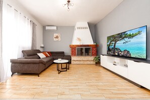 TV, fireplace - Villa Ariane with pool (Policnik)