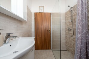 Shower, hair dryer, towels - Villa Ariane with pool (Policnik)