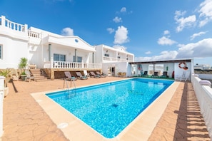 Pool - Vacation Apartment 'Finca La Calera Lanzarote' with Sea View, Wi-Fi and Air Conditioning (Güime)