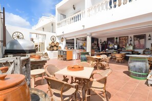 Outdoor dining - Vacation Apartment 'Finca La Calera Lanzarote' with Sea View, Wi-Fi and Air Conditioning (Güime)