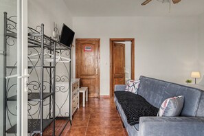 TV - Vacation Apartment 'Finca La Calera Lanzarote' with Sea View, Wi-Fi and Air Conditioning (Güime)