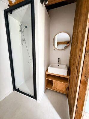 Estudio, baño en la habitación, vista al patio | Baño | Toallas 