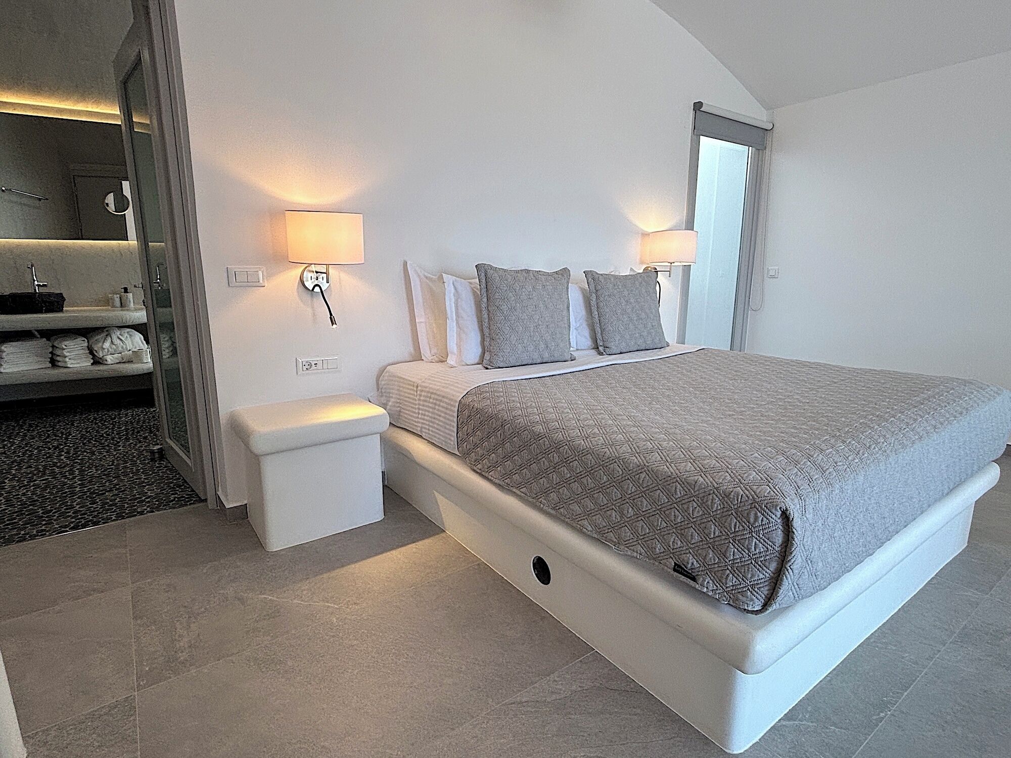 4 habitaciones, escritorio, tabla de planchar con plancha y wifi gratis 