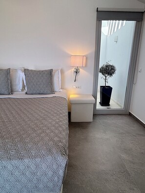 4 bedrooms, desk, iron/ironing board, free WiFi