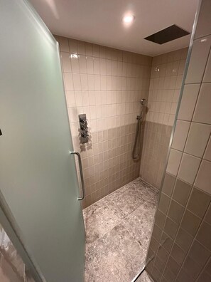 Een douche, een haardroger, handdoeken, zeep