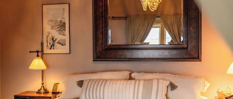 3 bedrooms, desk, WiFi, bed sheets