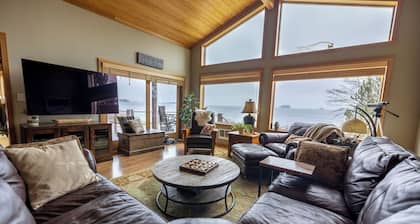 Sandy Beach Retreat: 3 BR, 3 BA House in Sitka, Sleeps 8