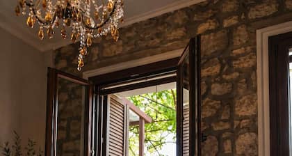 Arta Wood Stone Traditional Villa Central Stay