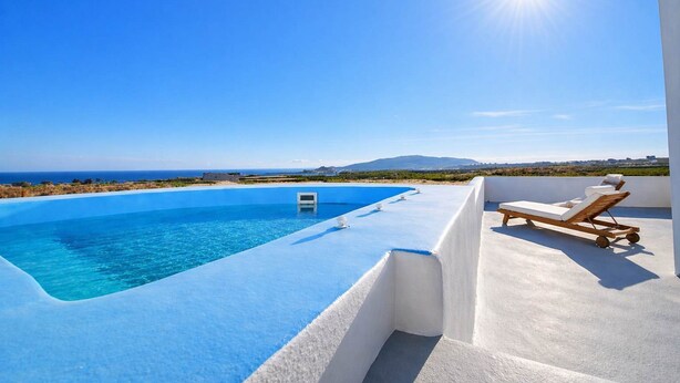 A rooftop infinity pool with a clear view of the sea and a mountain in the distance. - Villa Therme Athen-sea View Jacuzzi Santorini Stay (Santorini)