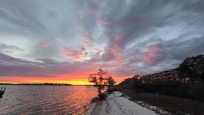 Beach - Waterfront getaway with pier and beach access (Cedar Key)