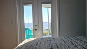 Room - Waterfront getaway with pier and beach access (Cedar Key)