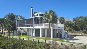 Exterior - Waterfront getaway with pier and beach access (Cedar Key)