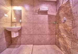 Habitación Premium, balcón, vista a la montaña | Baño | Regadera, toallas, jabón