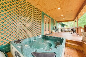 House (3 Bedrooms) | Interior - Ouachita Hideaway! Cabin w/ Deck & Hot Tub (Eagletown)