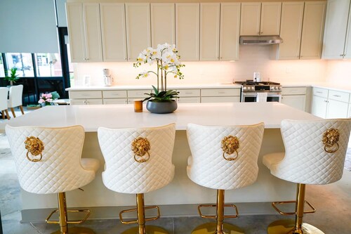 Diamond Suite - NEW Large 4bdrm/4bath Luxury Suite