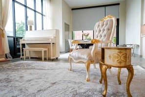 Interior - Diamond Suite - NEW Large 4bdrm/4bath Luxury Suite (Lawrence)
