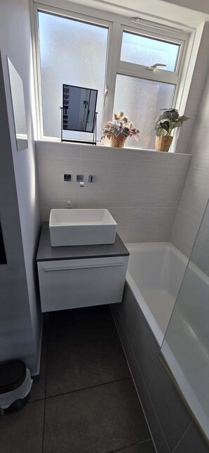 Douche, sèche-cheveux, serviettes fournies, shampoing