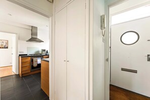 Une cuisine moderne équipée d’une cuisinière, d’un four et d’une hotte aspirante intégrée.